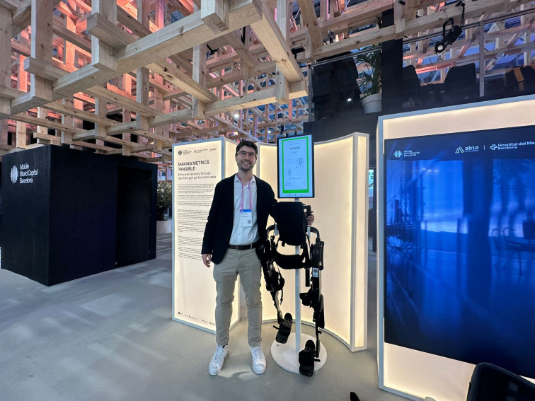 VÍDEO| Un exoesqueleto desarrollado en Catalunya permite volver a caminar a pacientes con lesiones neurológicas
