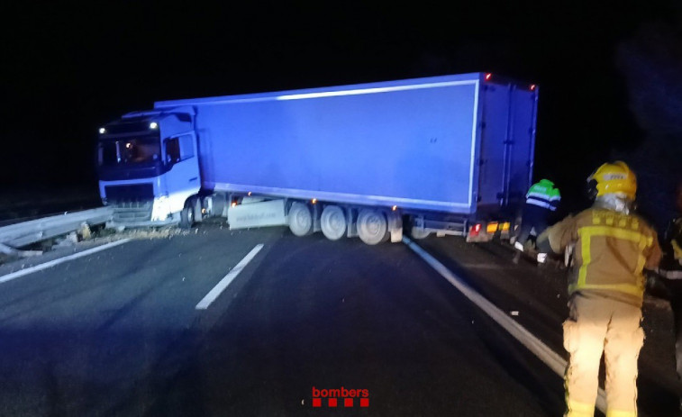 Cortada la AP-7 en Ametlla de Mar en sentido sur por un camión accidentado