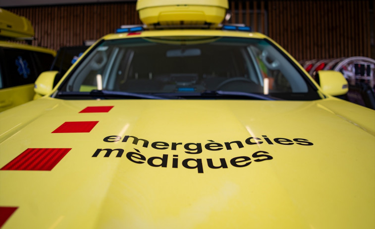 Herido grave el conductor de un camión cargado de piñones que ha volcado en El Cogul (Lleida)