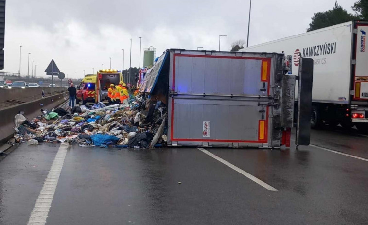 Un camión de basura vuelca en la AP-7 a la altura de Cerdanyola y provoca 11 km de retenciones