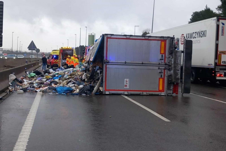 Un camión de basura vuelca en la AP-7 a la altura de Cerdanyola y provoca 11 km de retenciones