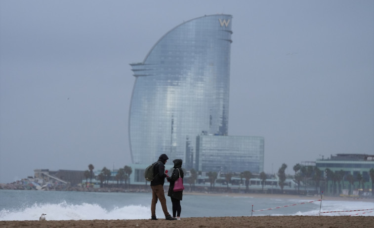 Barcelona activa la alerta por mal estado del mar: bandera roja en todas las playas por olas de 2,5 metros