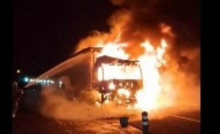 Cortada la AP-7 en el Vendrell en sentido Barcelona por el incendio de un camión