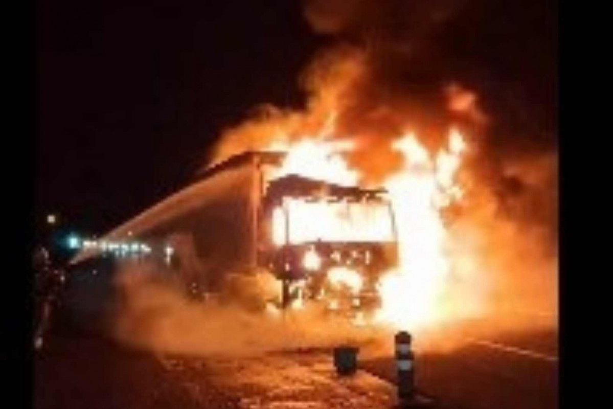 Camión incendiado en la AP 7   BOMBERS DE LA GENERALITAT