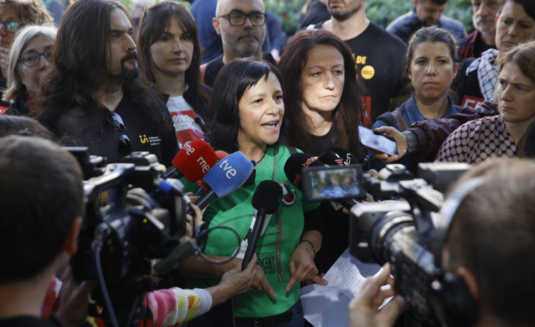 El sindicato educativo Ustec·Stes entrega 50.000 firmas al Parlament para exigir mejoras laborales