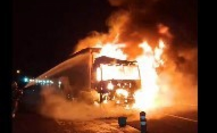 Reabre de madrugada la AP-7 en el Vendrell  tras el corte por el incendio de un camión