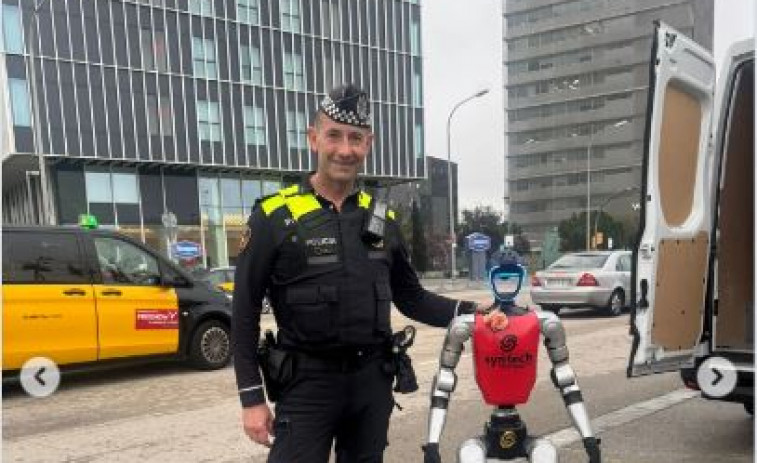 Vídeo: Un robot del MWC también pasa por el control de la Guardia Urbana durante el congreso