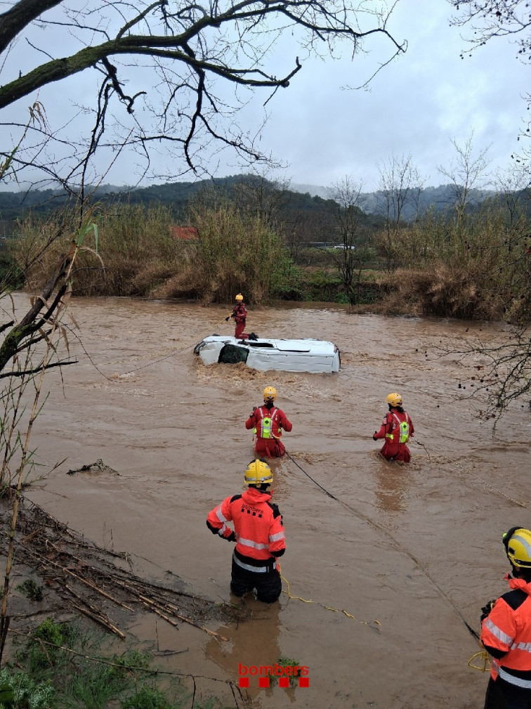 Bombers intensifica la búsqueda del conductor desaparecido en Llinars del Vallès