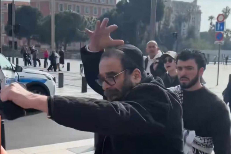 VÍDEO | Un hombre simula una agresión antisemita delante de la policía tras increpar a manifestantes propalestinos