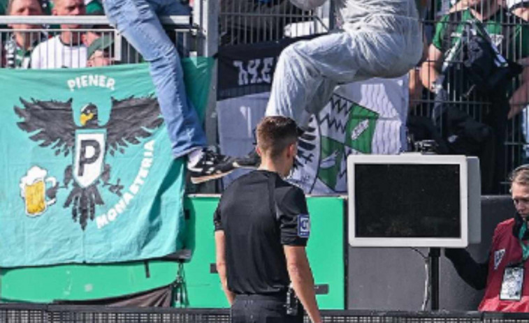 Un aficionado corta los cables del VAR cuando el árbitro iba a revisar un penalti