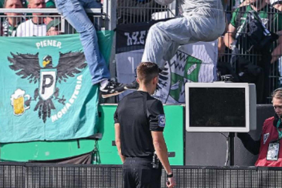 Árbitro de la Bundesliga mirando el VAR después de que le corten los cables