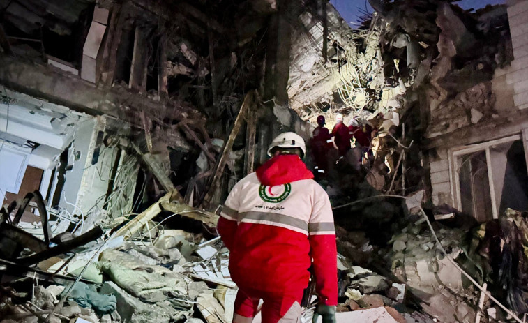 Alerta por “lluvia negra” en Irán: el petróleo cae sobre la población tras los ataques a refinerías de EEUU e Israel