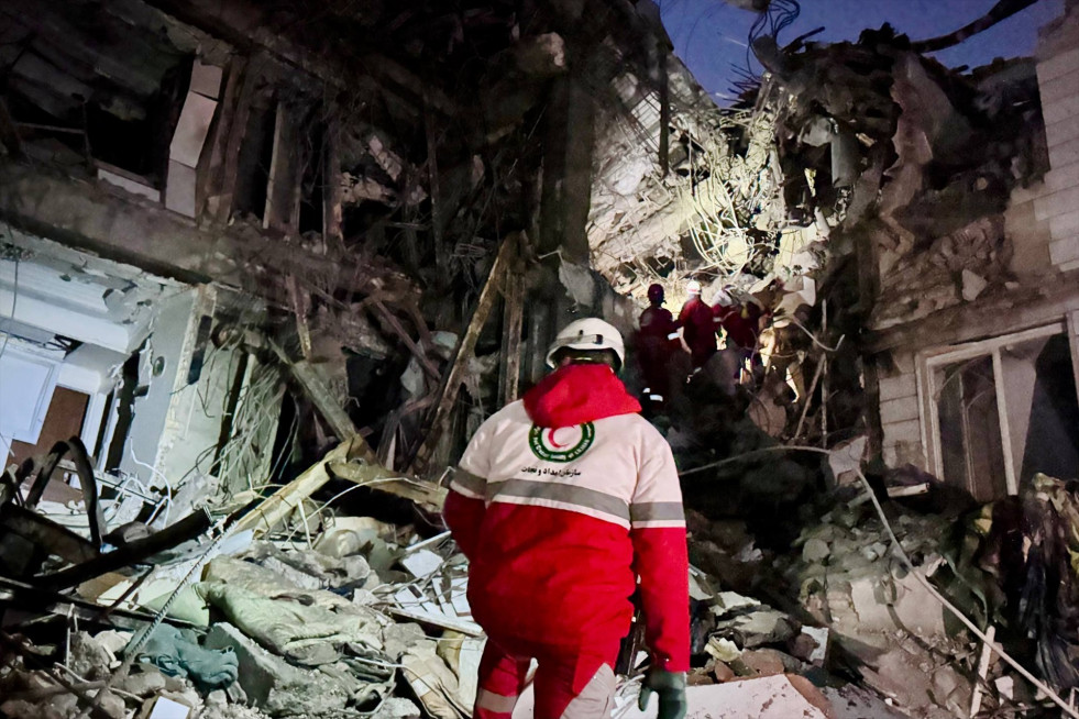 EuropaPress 7353780 09 march 2026 iran teheran members of the iranian red crescent society ircs