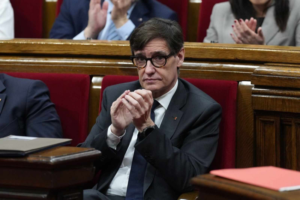 El president de la Generalitat, Salvador Illa, durante el pleno del Parlament de Catalunya, a 11 de marzo de 202