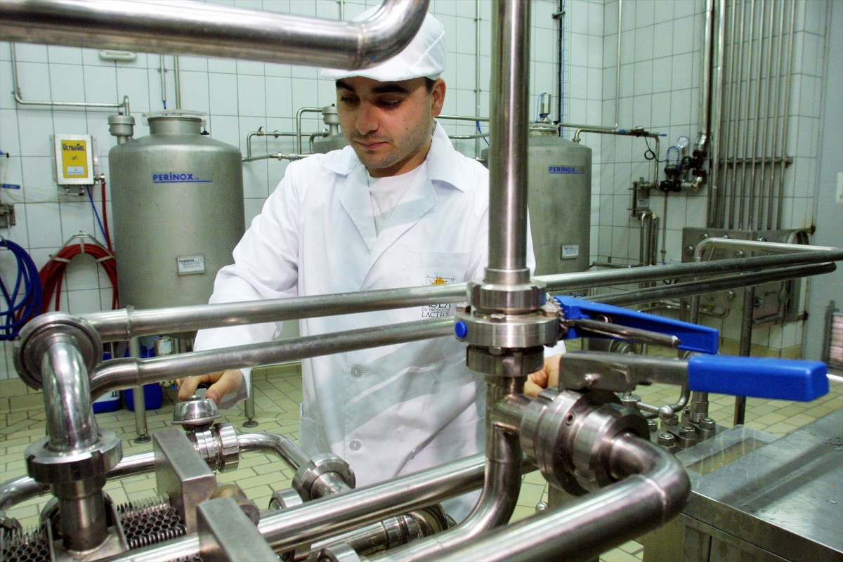 EuropaPress 7356856 operario factoria lactea