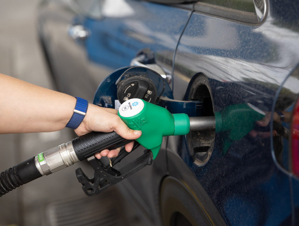 EuropaPress 7334516 repostaje gasolinera marzo 2026 madrid espana guerra iran elevado fuerza