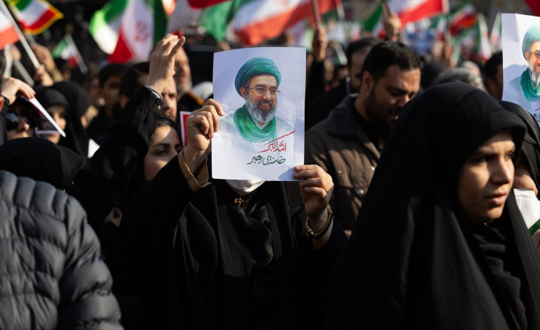 El nuevo líder de Irán jura venganza tras la muerte de su padre y promete un bloqueo total en Ormuz