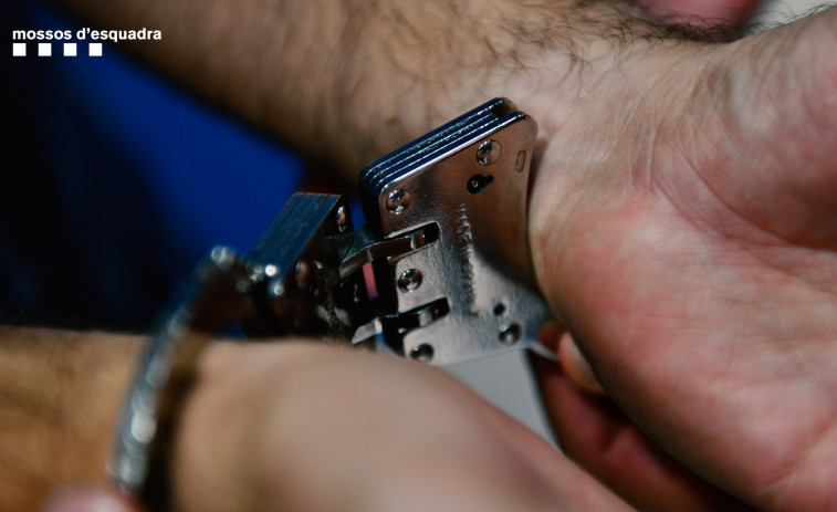 Un hombre apuñala en la cara a una mujer que no conocía de nada en Santa Coloma de Gramenet
