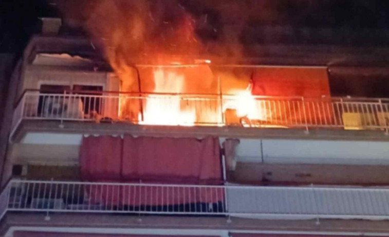 Incendio en L’Hospitalet: un piso de la cuarta planta queda inhabitable tras una noche de pánico