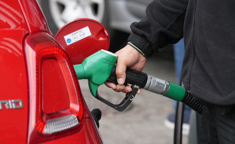 Emergencia energética mundial: el petróleo supera los 100 dólares tras el bloqueo de rutas marítimas