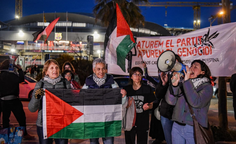 Unas 60 personas rechazan ante el Palau Blaugrana el partido con el club israelí Hapoel Tel Aviv