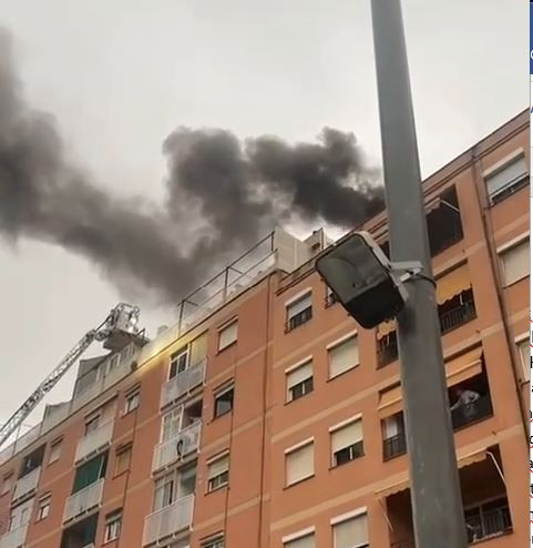 Vídeo: Un incendio en l'Hospitalet de Llobregat deja un herido y moviliza a varios servicios
