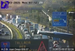 Una manifestación corta la A-2 y genera colas de más de 13 kilómetros