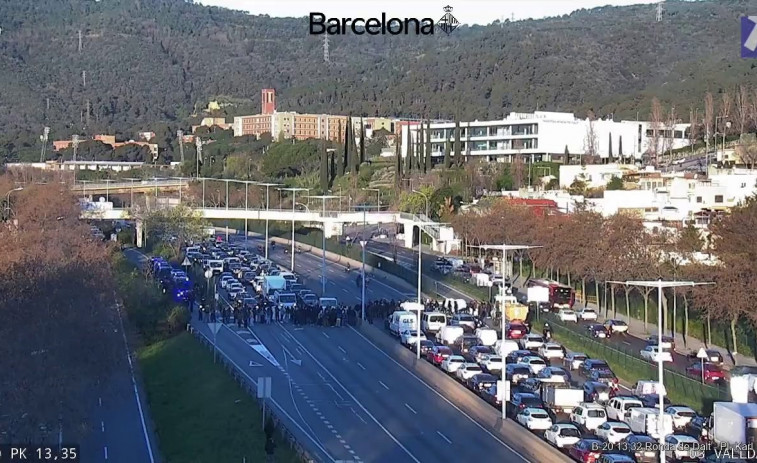 El sector educativo mantiene cortada la Gran Via, pero se recupera la circulación en las Rondas