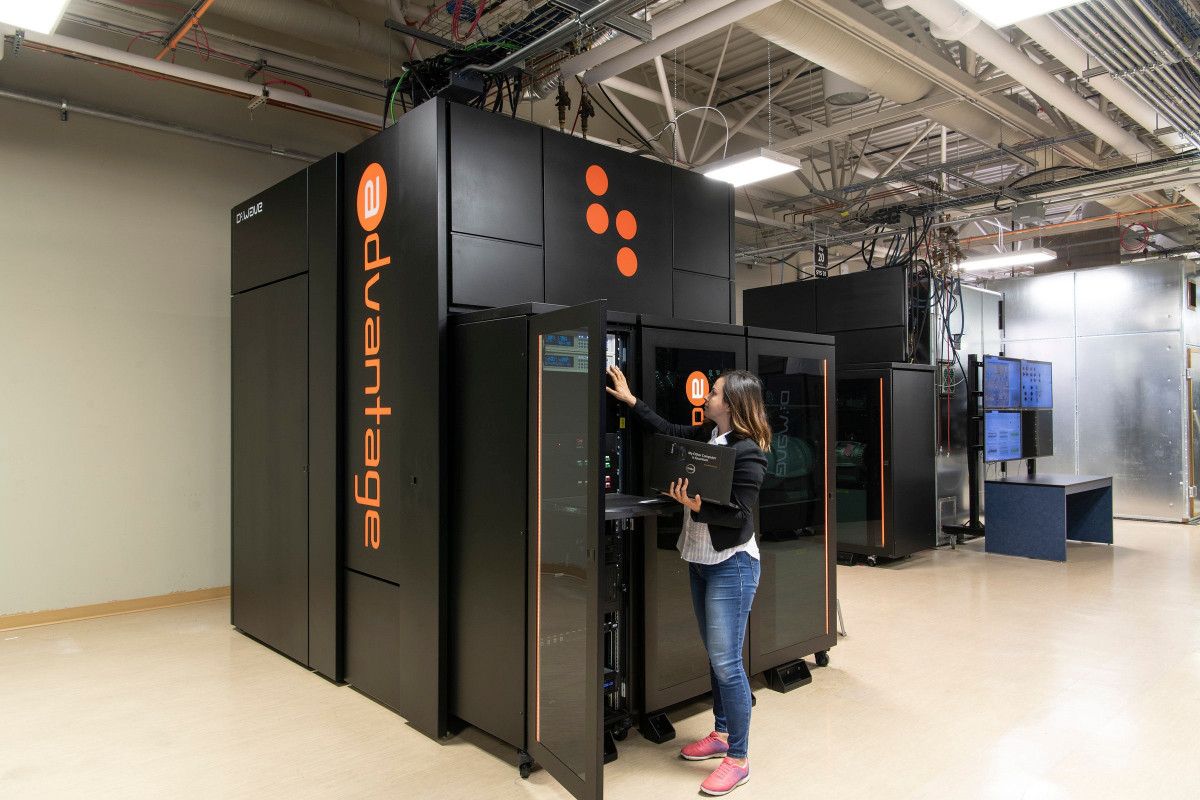 Archivo - Ingeniera de D-Wave en el cuadro de mandos del ordenador cuántico ‘Advantage’ 5.000+ qubits, donde se ejecutan las aplicaciones híbridas cuánticas como las desplegadas por CaixaBank.