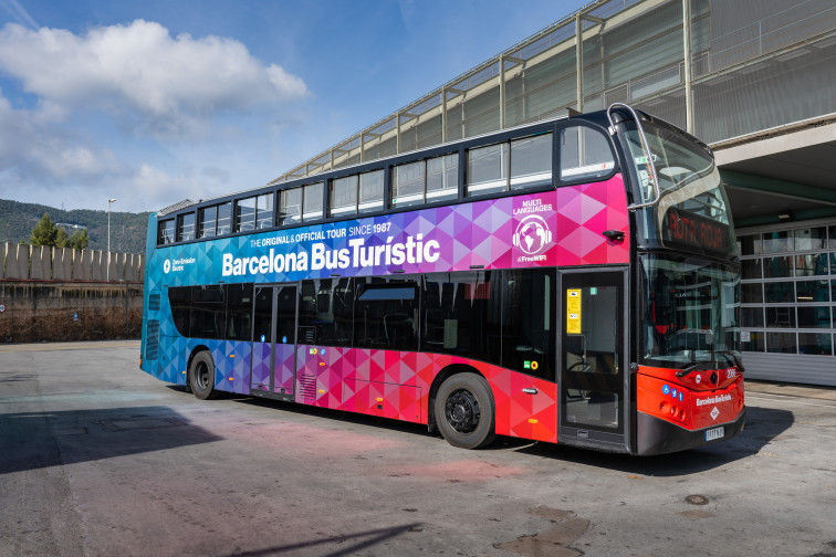 Barcelona estrena 10 autobuses turísticos eléctricos de dos pisos en la renovación del Bus Turístic