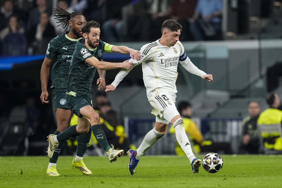 EuropaPress 7359017 federico valverde of real madrid cf and bernardo silva of manchester city