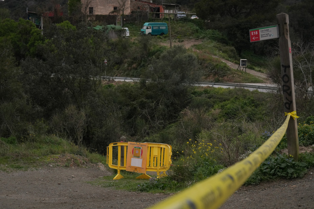 Una valla indica la prohibición del acceso al Parque Natural de Collserola.