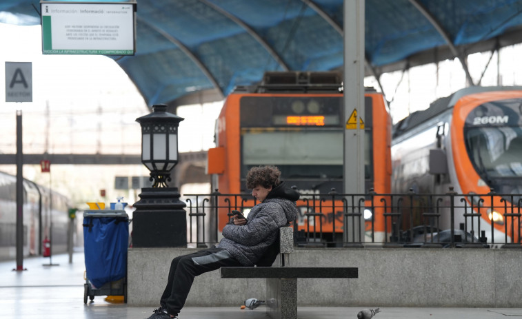 Interrumpidos los trenes de la R1 y R4 entre el Clot y Barcelona Sants por un incendio