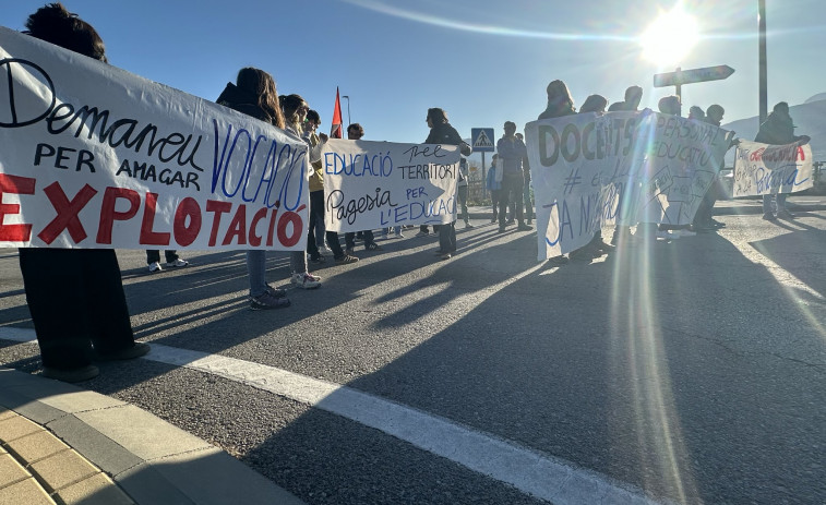 El tercer día de la huelga de docentes en Catalunya vuelve a dejar bloqueos en las carreteras