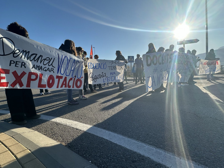 El tercer día de la huelga de docentes en Catalunya vuelve a dejar bloqueos en las carreteras