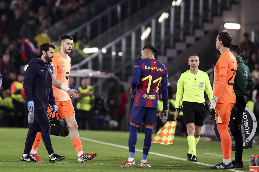 EuropaPress 7378390 joan garcia of fc barcelona leaves the pitch after sustaining an injury
