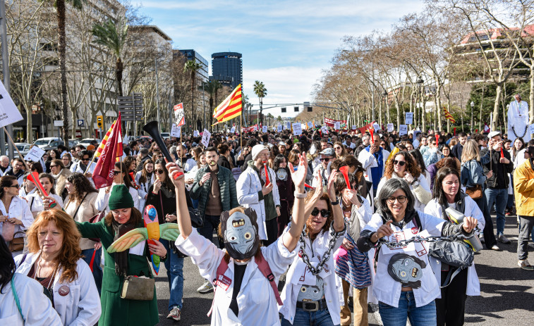 Nueva jornada de huelga de médicos en Catalunya: protestas por la falta de avances y presión sobre el Govern