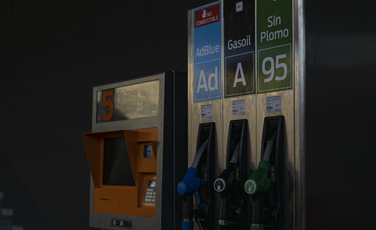 El Gobierno rebaja el IVA de los carburantes y suspenderá el impuesto sobre la electricidad