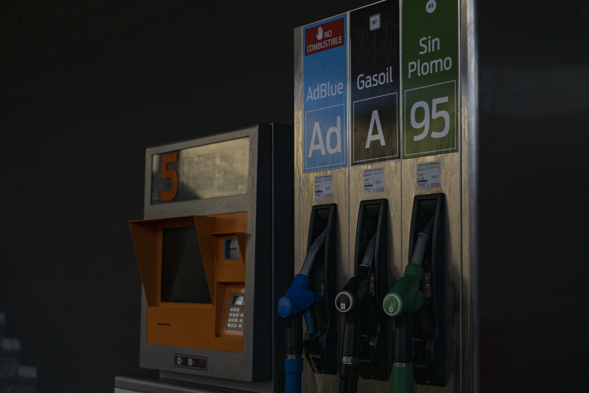 EuropaPress 4896004 cola coches gasolinera lhospitalet llobregat barcelona catalunya espana 31