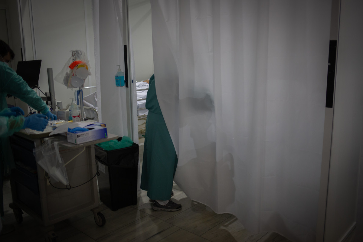 EuropaPress 3416563 sanitario visita enfermos ingresado boxes unidad cuidados intensivos uci