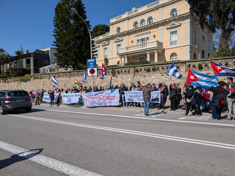 Vídeo: Un centenar de personas se manifiesta en Barcelona contra el bloqueo de Estados Unidos a Cuba