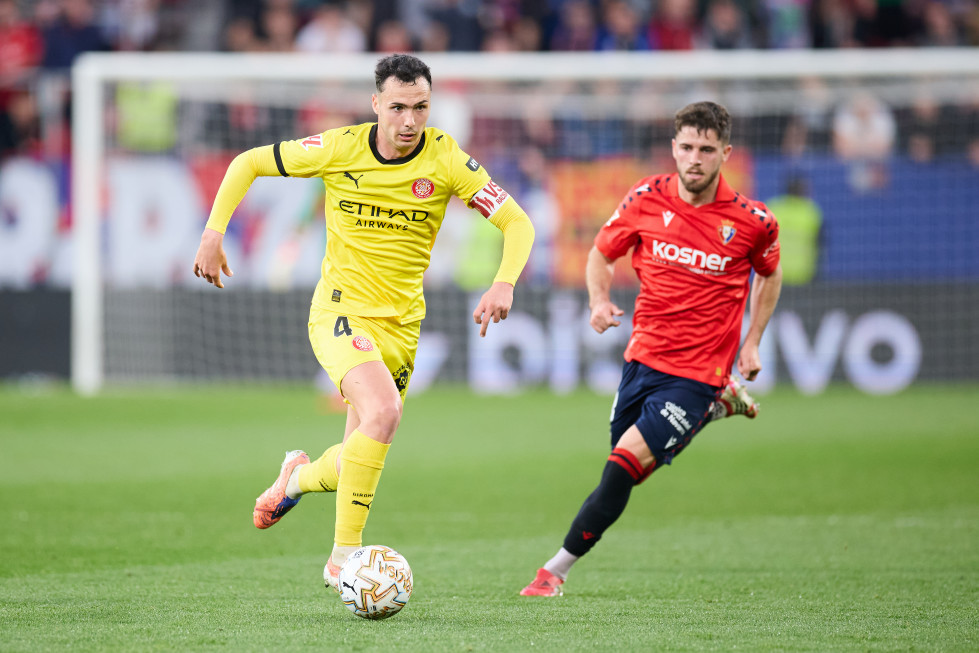 EuropaPress 7385819 arnau martinez of girona fc competes for the ball with iker munoz of ca