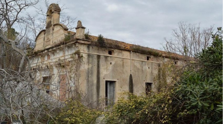El derrumbe del antiguo Hospital de Esparreguera obliga rescatar de urgencia a cuatro jóvenes atrapados