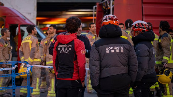 Rescatados los dos jóvenes que quedaban atrapados en Esparraguera tras el colapso del hospital