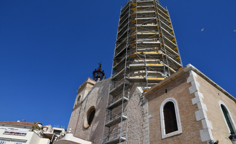 Finaliza la instalación del andamiaje para restaurar el campanario de La Punta en Sitges