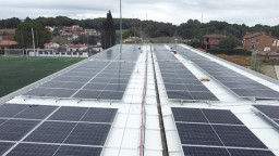 Sant Esteve Sesrovires instala más de 1.500 placas fotovoltaicas en equipamientos municipales