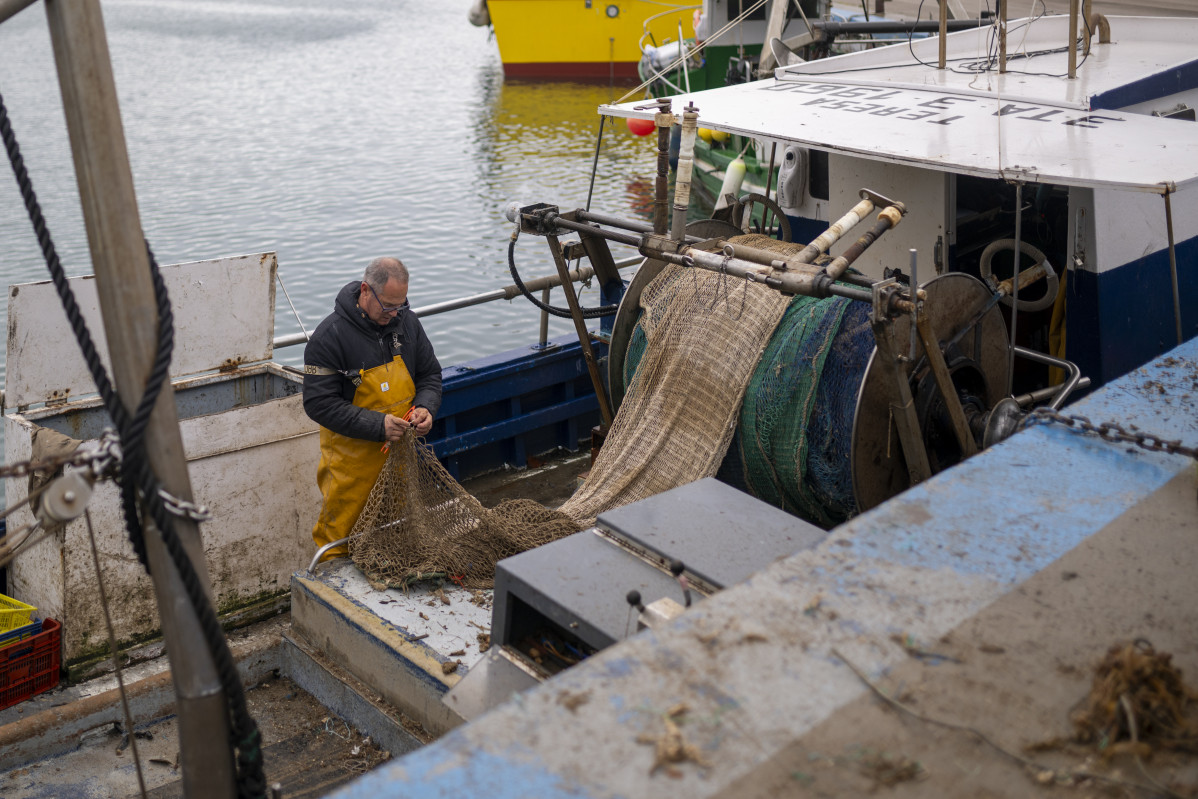 EuropaPress 6400493 varias personas trabajan puerto arenys 11 diciembre 2024 arenys mar