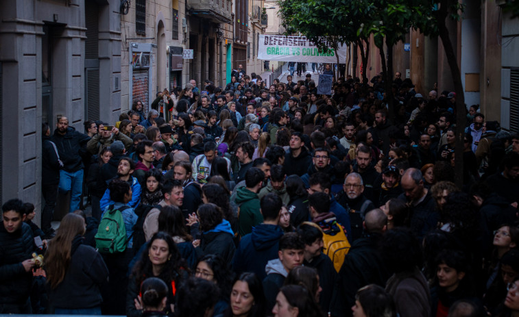 Suspenso el desahucio del Bloc Sant Agustí tras una masiva movilización vecinal en Gràcia