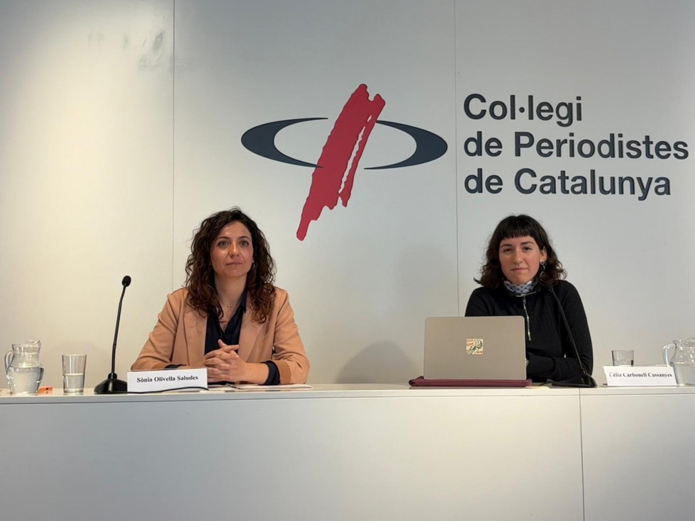 La coordinadora de litigios de Irídia, Sònia Olivella, y la especialista en Pegasus de Irídia, Cèlia Carbonell, durante la rueda de prensa
