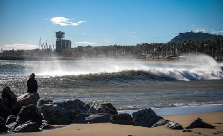 Alerta naranja en Catalunya: el viento y el fuerte oleaje ponen en jaque al sud del país